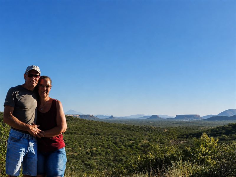 Ihre Gastgeber Bernd und Tanja vor der weiten Bergkulisse des Damaralands