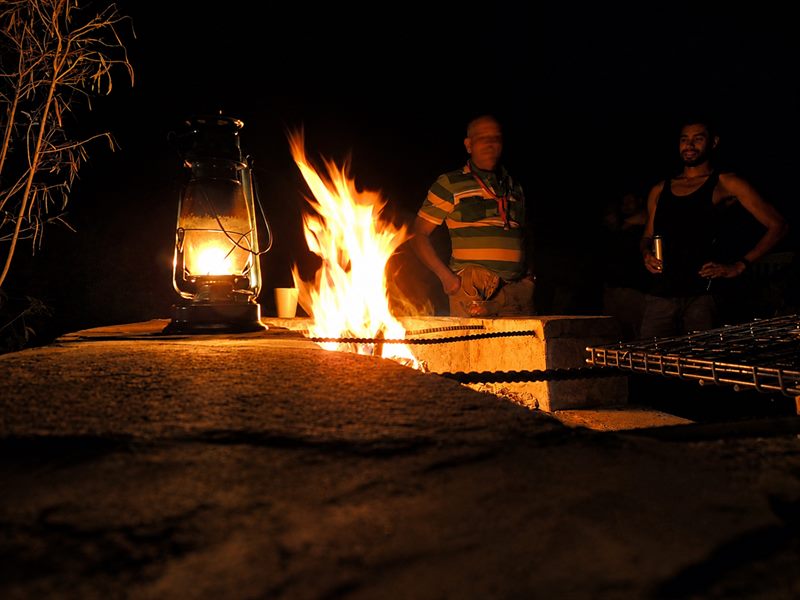 Abendliches Grillen am Lagerfeuer unter dem Sternenhimmel