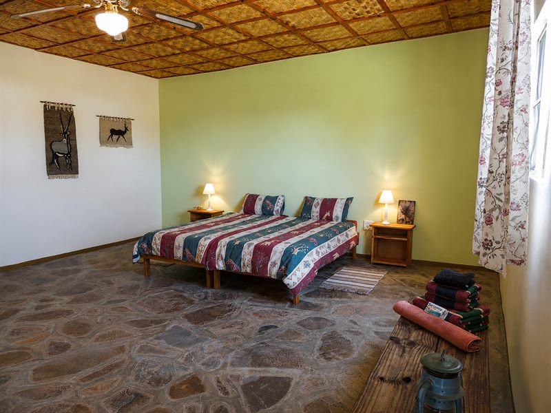 Doppelbett unter Schilfdecke, Blick ins eigene Bad