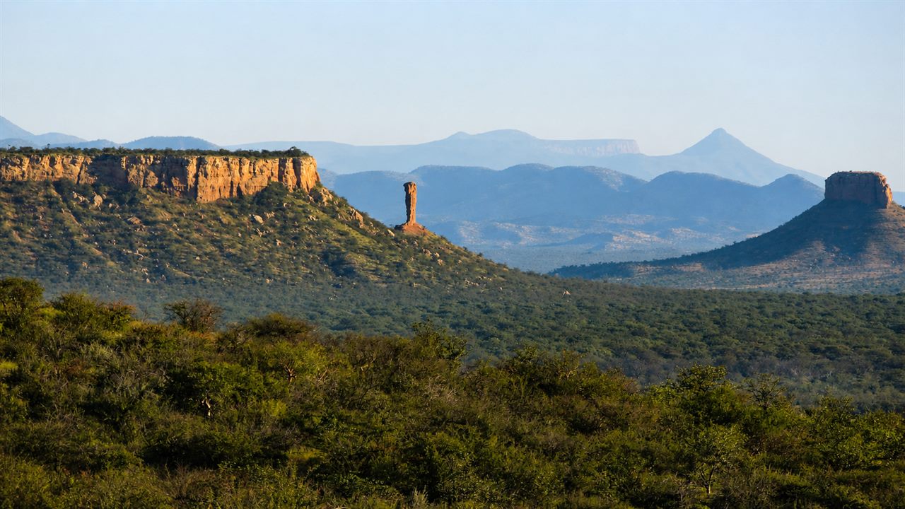 Die Vingerklippe in den Ugab-Terrassen — markante Felsnadel vor den blauen Bergketten des Damaralands
